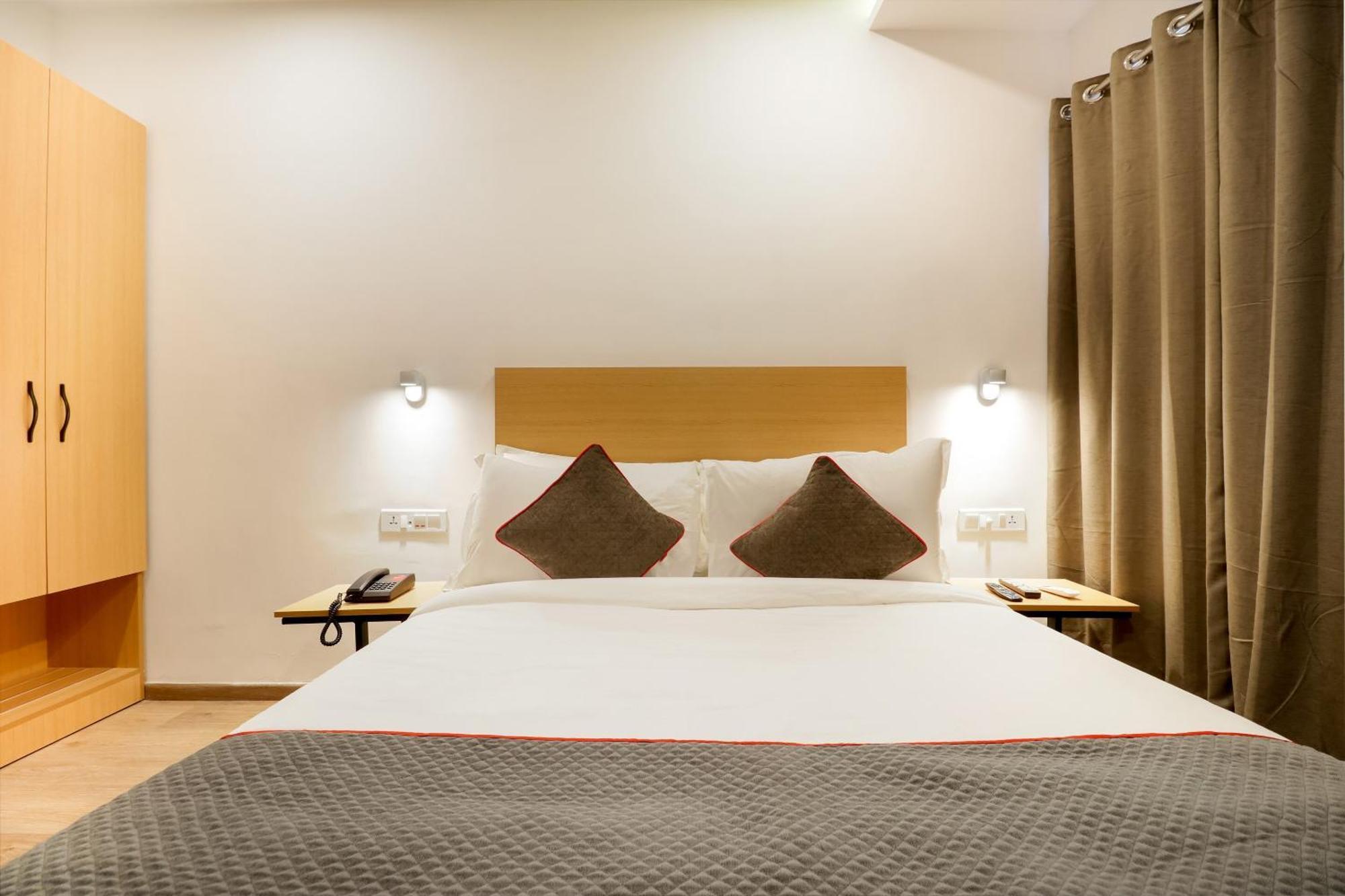 Super Townhouse The Landmark Indore Luaran gambar